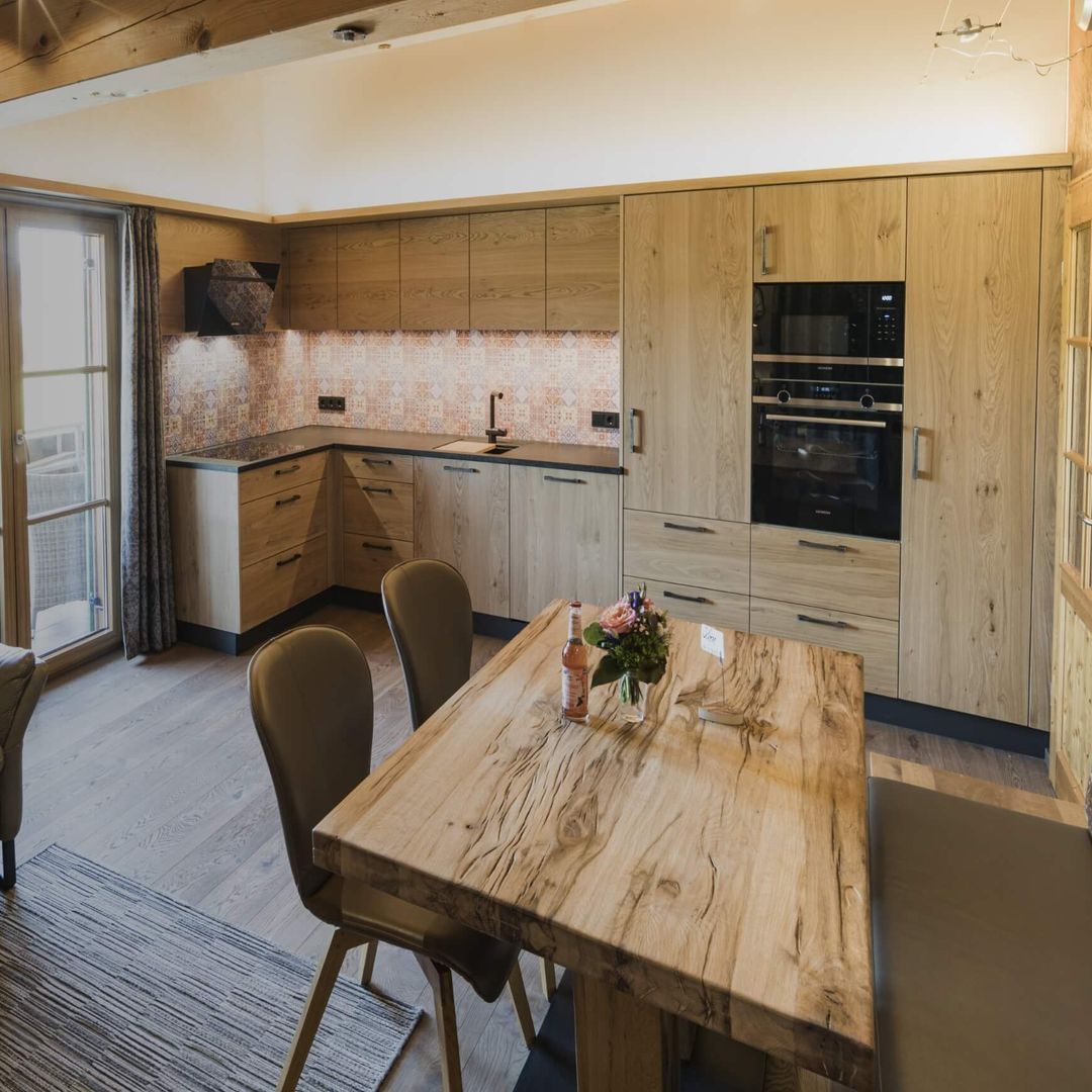 Ansicht einer Küche aus Holz